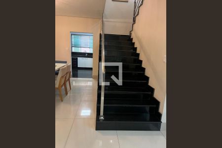 Casa à venda com 289m², 3 quartos e 2 vagas Casa à venda com 289m², 3 quartos e 2 vagasEscada