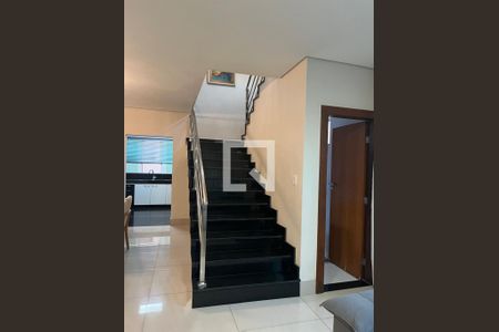 Casa à venda com 289m², 3 quartos e 2 vagas Casa à venda com 289m², 3 quartos e 2 vagasEscada