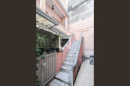 Apartamento para alugar com 74m², 2 quartos e sem vagaEscada de acesso ao apartamento