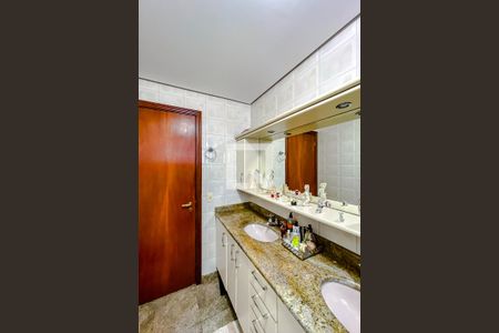 Apartamento à venda com 129m², 4 quartos e 4 vagasBanheiro da Suíte