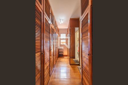 Casa de condomínio à venda com 495m², 4 quartos e 4 vagas Casa de condomínio à venda com 495m², 4 quartos e 4 vagasQuarto 4