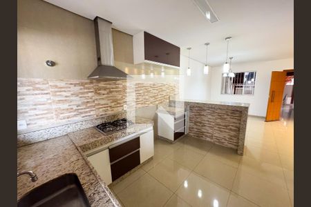 Casa à venda com 358m², 8 quartos e 4 vagasCozinha