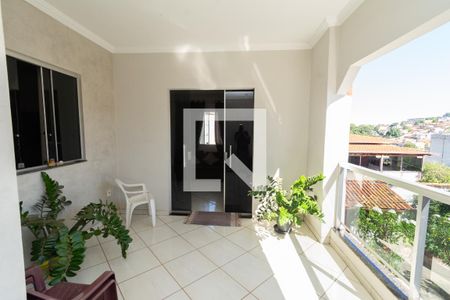 Casa à venda com 360m², 5 quartos e 6 vagas Casa à venda com 360m², 5 quartos e 6 vagasCasa Superior - Varanda