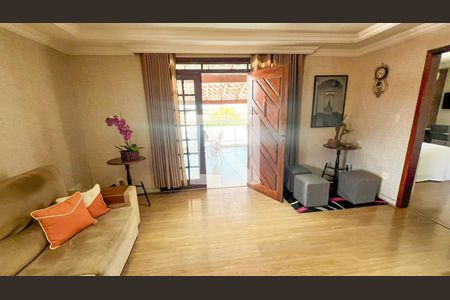Casa à venda com 471m², 5 quartos e 4 vagasSala de TV
