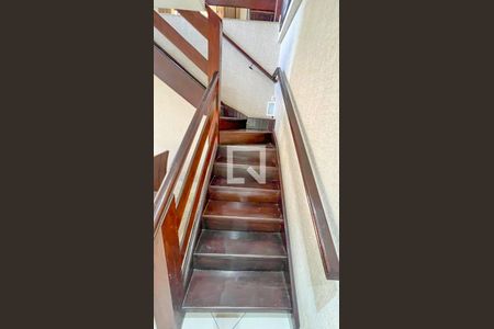 Casa à venda com 471m², 5 quartos e 4 vagasEscada