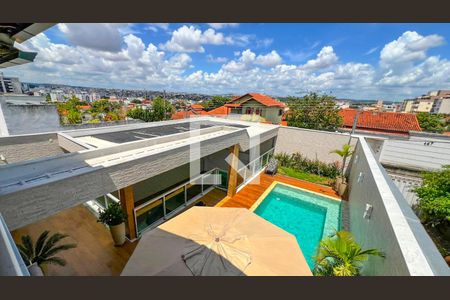 Casa à venda com 471m², 5 quartos e 4 vagasVista/Sala de TV