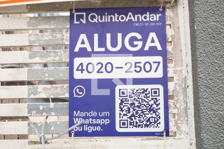 Apartamento para alugar com 40m², 2 quartos e sem vagaPlaca instalada no portão lateral do condomínio