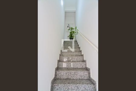 Casa de condomínio à venda com 86m², 2 quartos e 2 vagasEscada