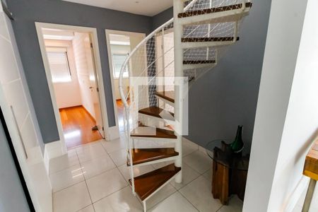 Apartamento para alugar com 199m², 3 quartos e 4 vagas Apartamento para alugar com 199m², 3 quartos e 4 vagasEscada acesso a Cobertura