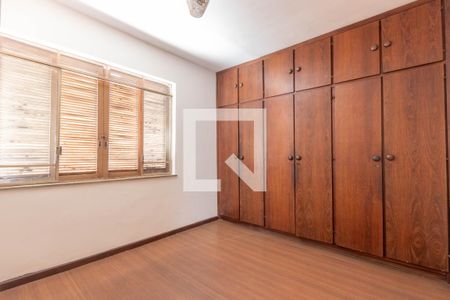 Casa à venda com 300m², 4 quartos e 2 vagas Casa à venda com 300m², 4 quartos e 2 vagasQuarto Suíte