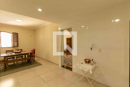 Casa à venda com 354m², 4 quartos e 1 vaga Casa à venda com 354m², 4 quartos e 1 vagaCozinha