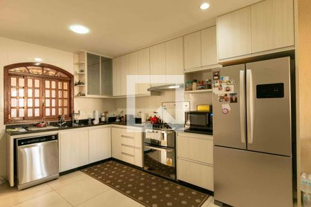 Casa à venda com 354m², 4 quartos e 1 vaga Casa à venda com 354m², 4 quartos e 1 vagaCozinha