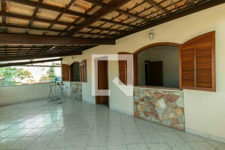 Casa à venda com 354m², 4 quartos e 1 vaga Casa à venda com 354m², 4 quartos e 1 vagaVaranda