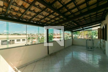 Casa à venda com 354m², 4 quartos e 1 vaga Casa à venda com 354m², 4 quartos e 1 vagaVaranda