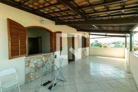 Casa à venda com 354m², 4 quartos e 1 vaga Casa à venda com 354m², 4 quartos e 1 vagaVaranda