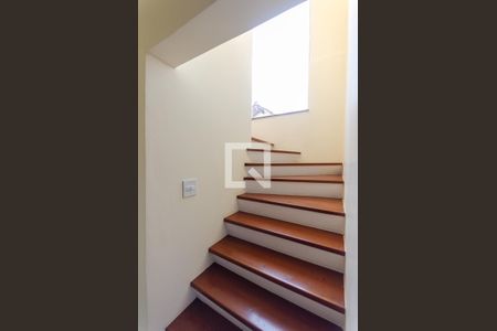 Casa para alugar com 214m², 3 quartos e 5 vagasEscada