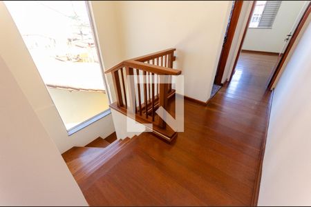 Casa para alugar com 214m², 3 quartos e 5 vagasEscada