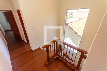 Casa para alugar com 214m², 3 quartos e 5 vagasEscada