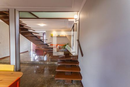 Casa à venda com 315m², 4 quartos e 2 vagasEscada de Acesso ao 2° Pavimento