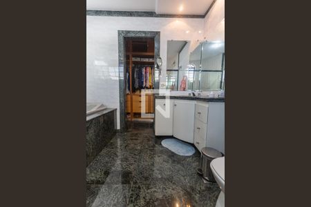 Casa à venda com 315m², 4 quartos e 2 vagasBanheiro da Suíte no 2° Pavimento