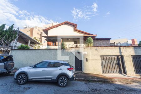 Casa à venda com 315m², 4 quartos e 2 vagasFachada