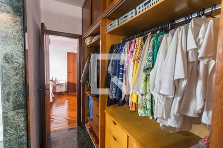 Casa à venda com 315m², 4 quartos e 2 vagasCloset da Suíte no 2° Pavimento