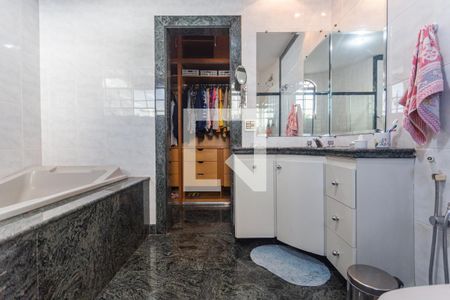 Casa à venda com 315m², 4 quartos e 2 vagasBanheiro da Suíte no 2° Pavimento