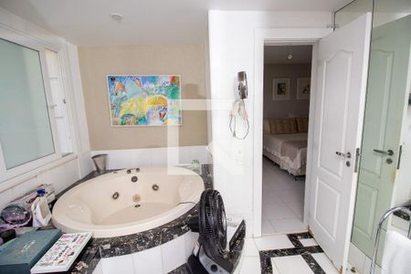 Casa de condomínio à venda com 660m², 4 quartos e 2 vagasBanheiro quarto 1