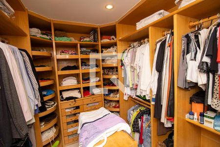 Casa de condomínio à venda com 660m², 4 quartos e 2 vagasCloset