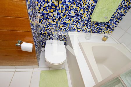 Casa de condomínio à venda com 660m², 4 quartos e 2 vagasBanheiro quarto 2