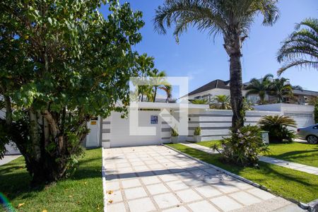 Casa de condomínio à venda com 660m², 4 quartos e 2 vagasFachada