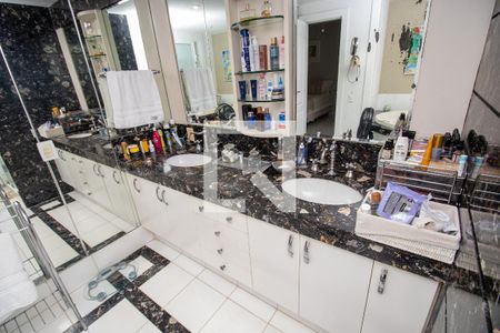 Casa de condomínio à venda com 660m², 4 quartos e 2 vagasBanheiro quarto 1