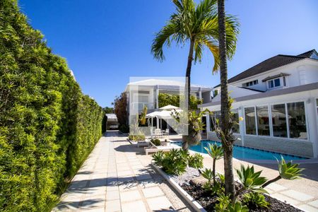 Casa de condomínio à venda com 660m², 4 quartos e 2 vagasFachada