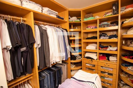 Casa de condomínio à venda com 660m², 4 quartos e 2 vagasCloset