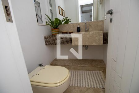 Casa de condomínio à venda com 660m², 4 quartos e 2 vagasLavabo