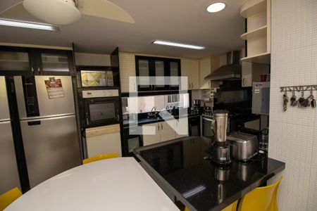 Casa de condomínio à venda com 660m², 4 quartos e 2 vagasCozinha