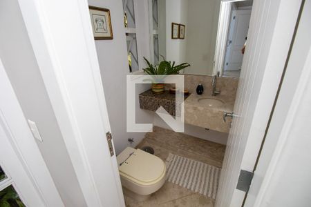 Casa de condomínio à venda com 660m², 4 quartos e 2 vagasLavabo