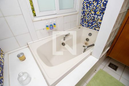 Casa de condomínio à venda com 660m², 4 quartos e 2 vagasBanheiro quarto 2