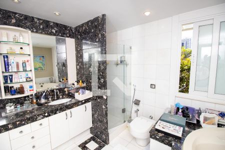 Casa de condomínio à venda com 660m², 4 quartos e 2 vagasBanheiro quarto 1