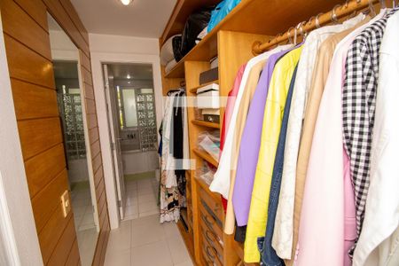 Casa de condomínio à venda com 660m², 4 quartos e 2 vagasCloset da suíte 2