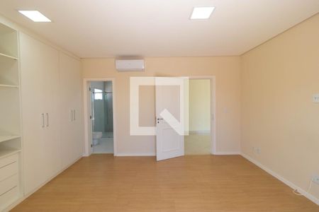 Casa de condomínio à venda com 430m², 3 quartos e 4 vagasSuíte