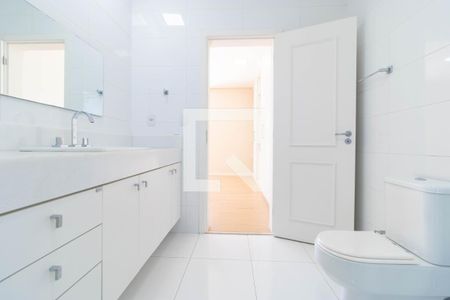 Casa de condomínio à venda com 430m², 3 quartos e 4 vagasBanheiro da Suíte