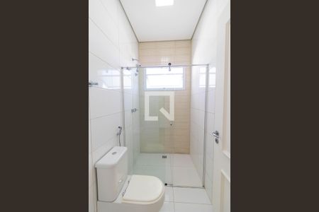 Casa de condomínio à venda com 430m², 3 quartos e 4 vagasBanheiro dos Quartos 01 e 02