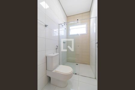 Casa de condomínio à venda com 430m², 3 quartos e 4 vagasBanheiro dos Quartos 01 e 02