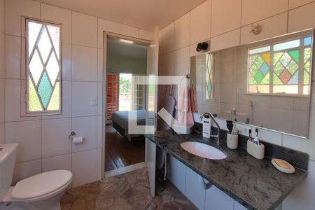 Casa à venda com 198m², 5 quartos e 4 vagas Casa à venda com 198m², 5 quartos e 4 vagasBanheiro Suíte