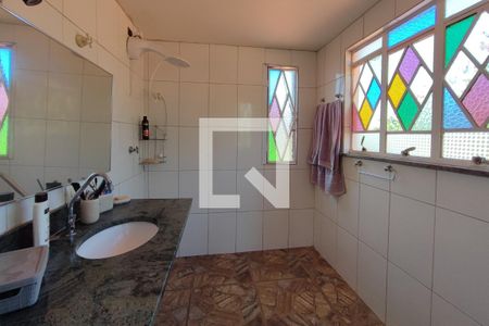 Casa à venda com 198m², 5 quartos e 4 vagas Casa à venda com 198m², 5 quartos e 4 vagasBanheiro Suíte