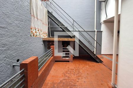 Casa à venda com 300m², 5 quartos e 1 vaga Casa à venda com 300m², 5 quartos e 1 vagaQuintal