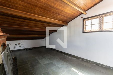 Casa para alugar com 110m², 2 quartos e 2 vagasSotão
