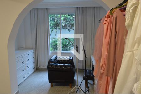 Casa à venda com 318m², 4 quartos e 4 vagasCasa 2