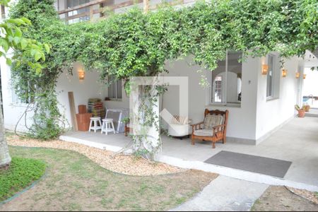 Casa à venda com 318m², 4 quartos e 4 vagasCasa 2